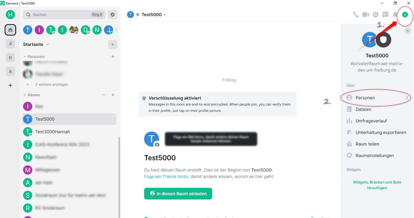 Screenshot: Neu erstellter Raum (Beispielname "Test5000") mit Infotext "Du hast diesen Raum erstellt. Dies ist der Beginn von Test5000. Füge ein Thema hinzu, damit andere wissen, worum es hier geht. Hervorgehobener, grünhinterlegter In diesen Raum einladen-Button. Roter Pfeil zeigt auf Info-Icon rechts oben in der Ecke, markiert als Schritt 1. Raum-Optionen (Personen, hervorgehoben, markiert als Schritt 2,  Dateien, Umfageverlauf, Unterhaltung exportieren, Raum teilen, Raumeinstellungen).