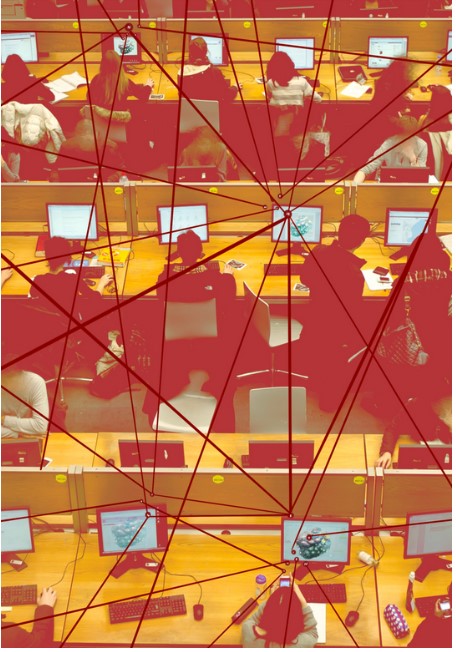 Ein Computerraum mit drei Reihen von je vier Schreibtischen, an denen Studierende an Computern arbeiten. Das Computerlabor wird von roten Linien überlagert, die Knotenpunkte miteinander verbinden und den Kommunikationsfluss, den Datenaustausch und die miteinander verbundenen Netzwerke symbolisieren. 